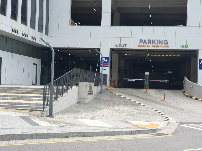 주차장 츨입구