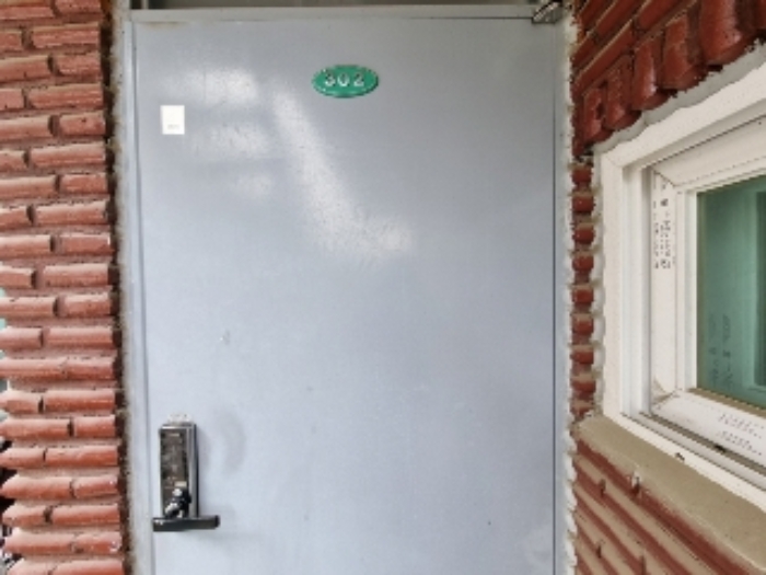 2층302호 출입문