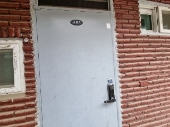 2층301호 출입문