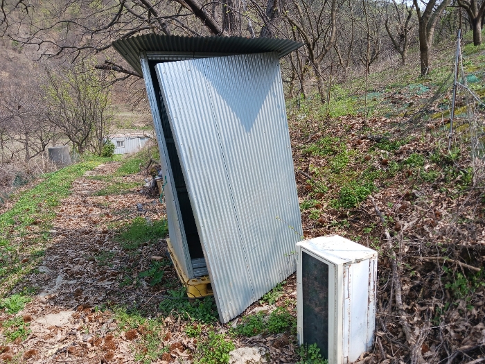 기호(1) 지상 이동가능한 제시외건물 근경