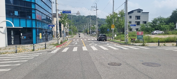 [서측 접면도로 전경]