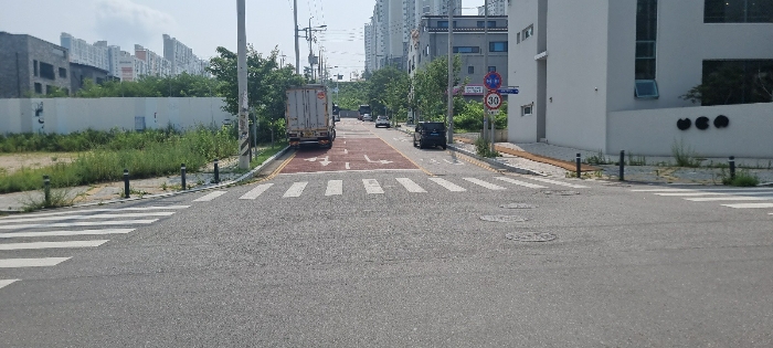 [남측 접면도로 전경]