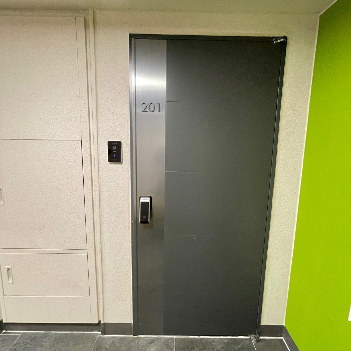 본건 현관 입구