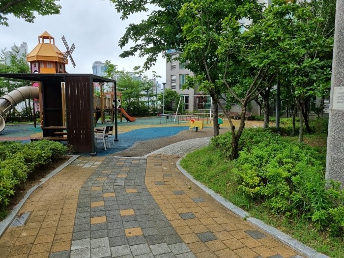 본건 앞 어린이