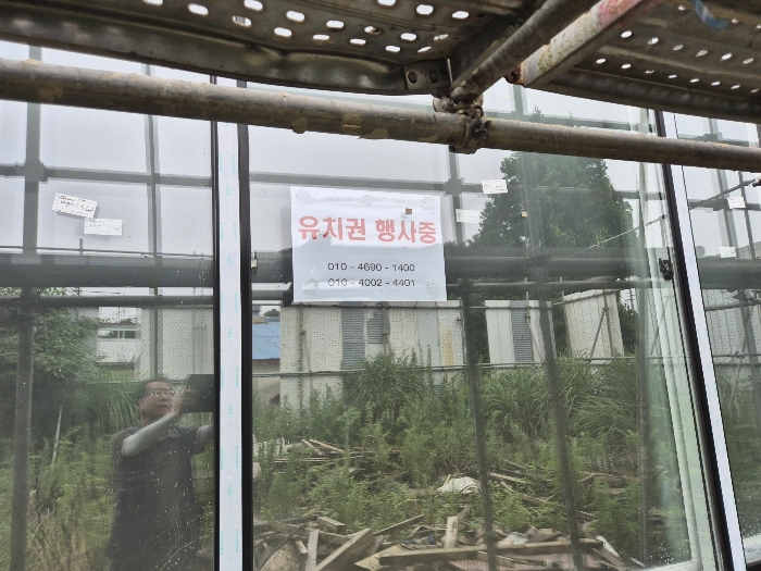 건물 전면 유치