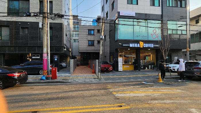 본건 출입구