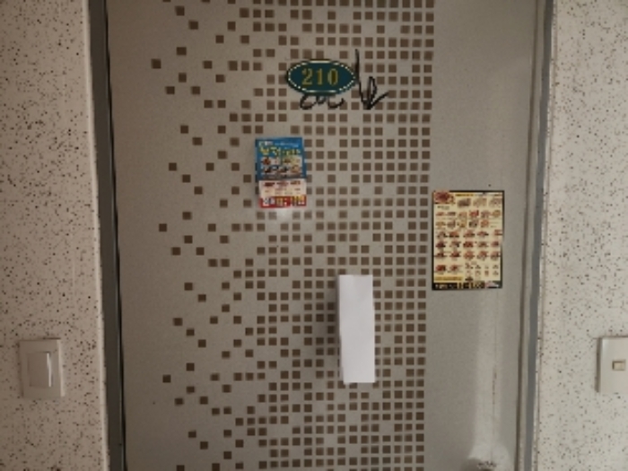 목록5 1층 210호 현관문 전경