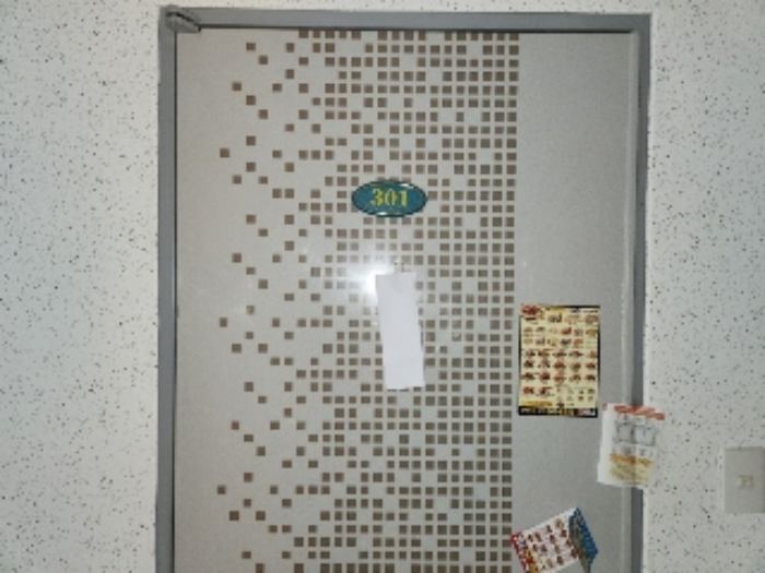 목록5 2층 301호 현관문 전경
