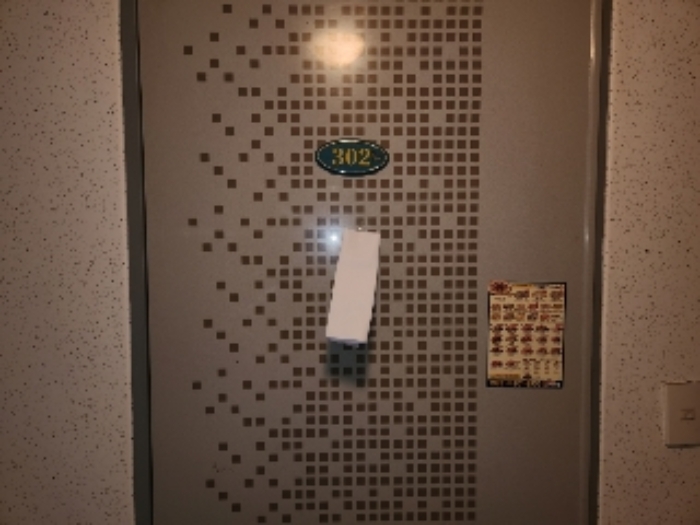 목록5 2층 302호 현관문 전경