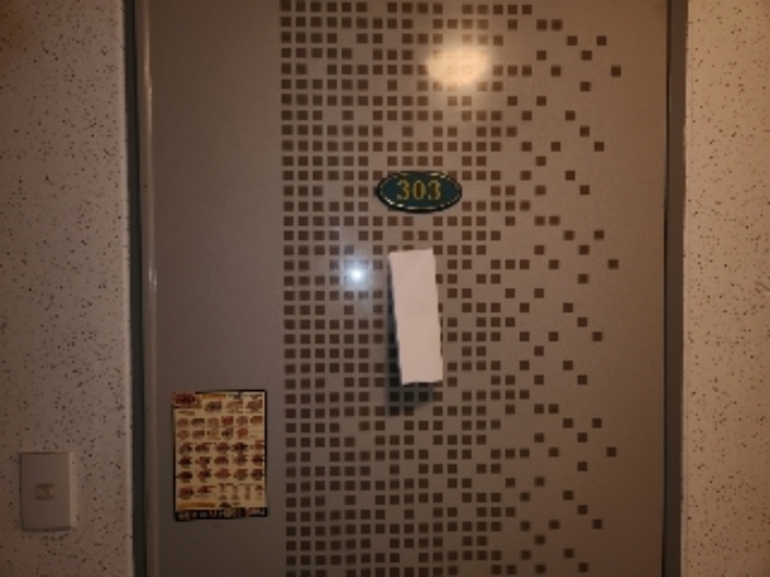 목록5 2층 303호 현관문 전경