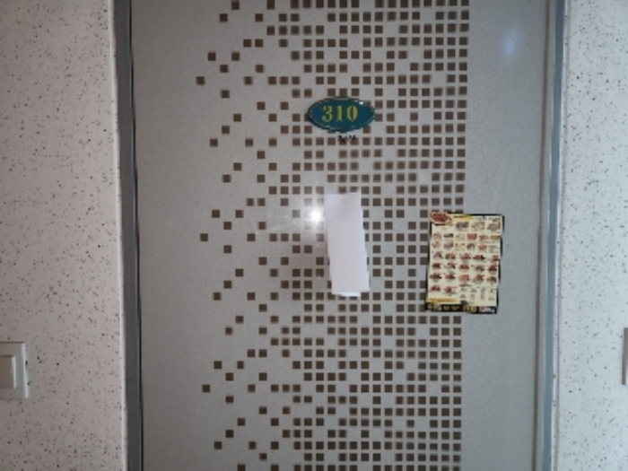 목록5 2층 310호 현관문 전경