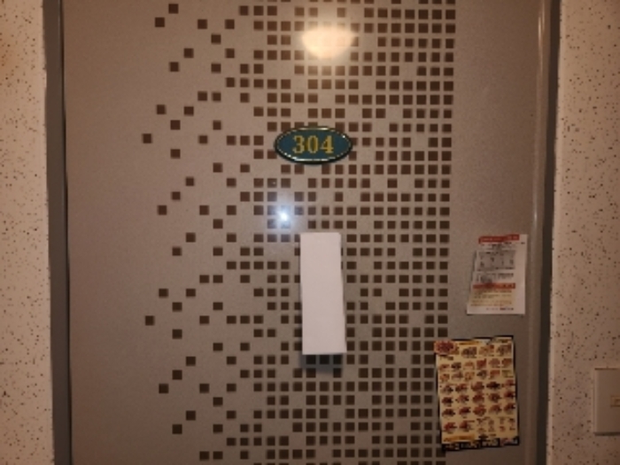 목록5 2층 304호 현관문 전경