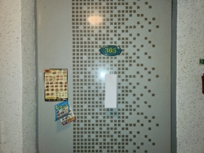 목록5 2층 305호 현관문 전경