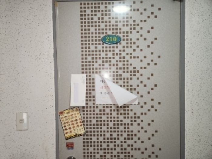 목록3 1층 210호 현관문 전경