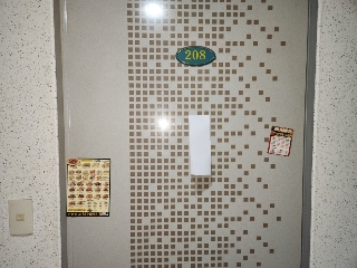 목록5 1층 208호 현관문 전경