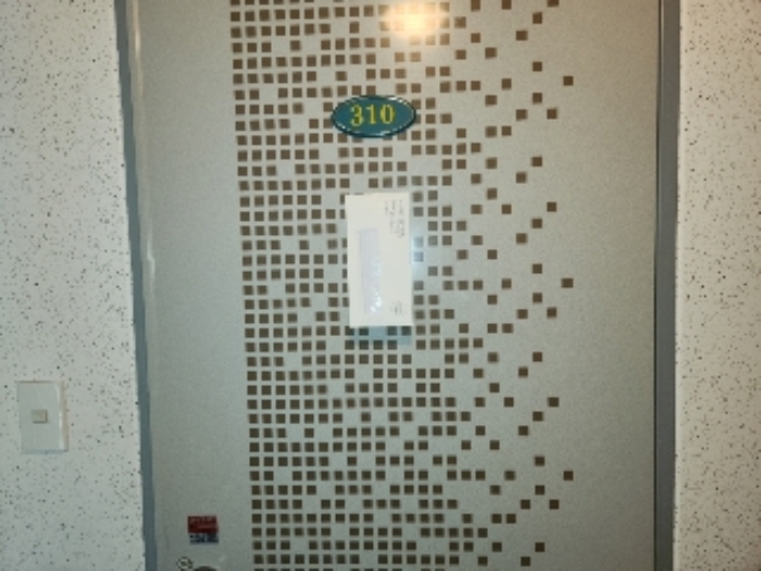 목록3 2층 310호 현관문 전경