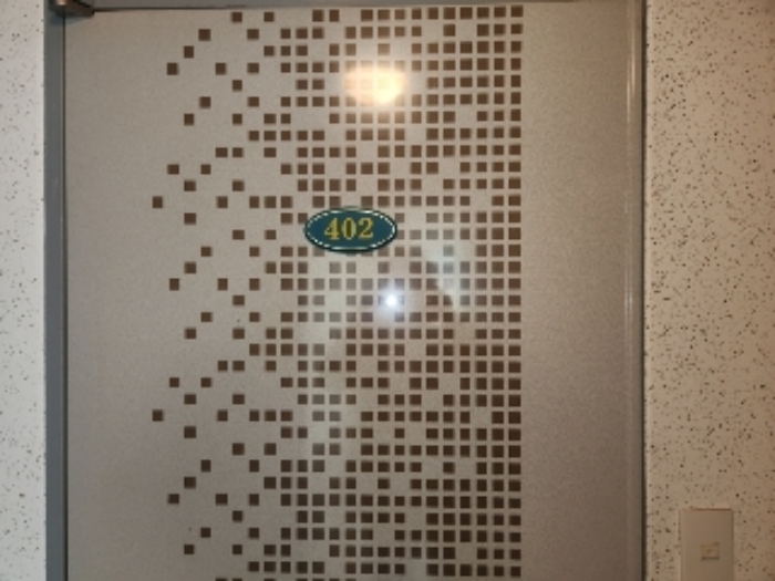 목록5 3층 402호 현관문 전경(비어있음)