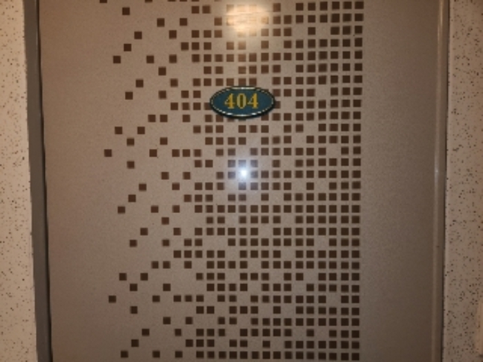 목록5 3층 404호 현관문 전경(비어있음)