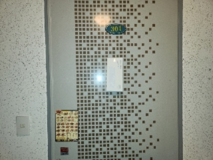 목록3 2층 301호 현관문 전경