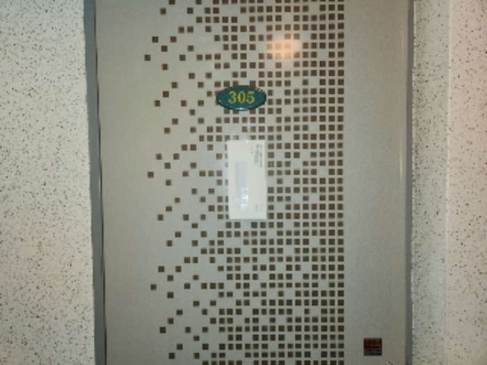 목록3 2층 305호 현관문 전경