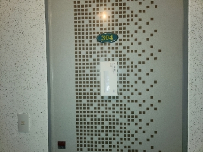 목록3 2층 304호 현관문 전경