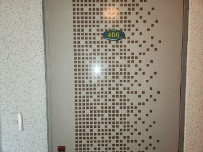 목록5 3층 406호 현관문 전경(비어있음)