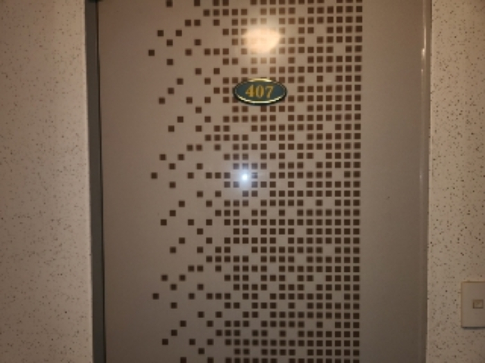 목록5 3층 407호 현관문 전경(비어있음)