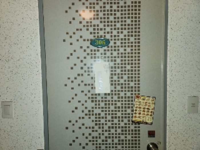 목록3 2층 306호 현관문 전경