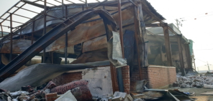 화재로 소실된 공장외부 