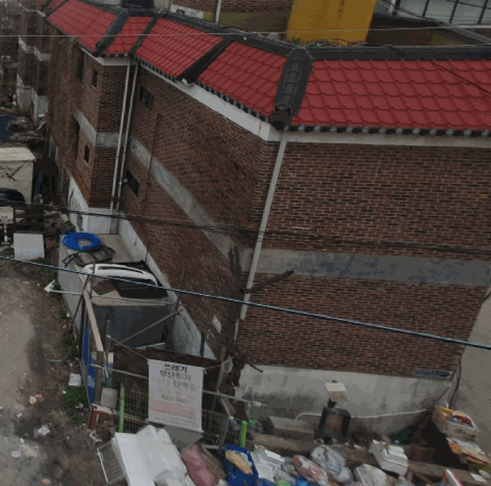 본건 소재 타인 소유 추정 건물
(반드시 경계, 면적 측량 필요)