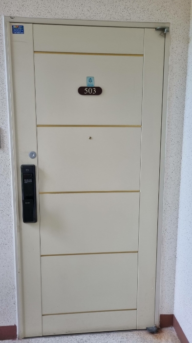 503호 현관