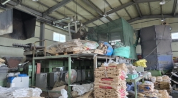 공장저당목록 1번 Twin Screw Extruder Line 기계의 전경