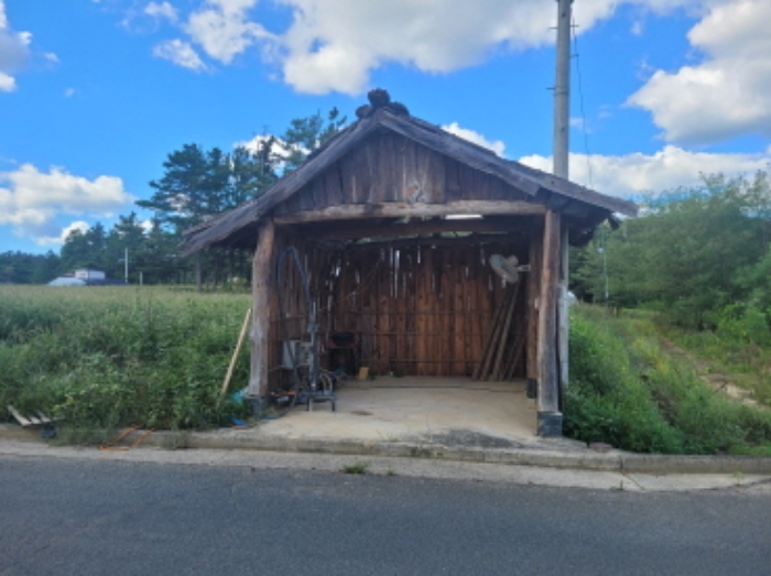 황강리 22-2
제시외 건물(너와지붕 창고)