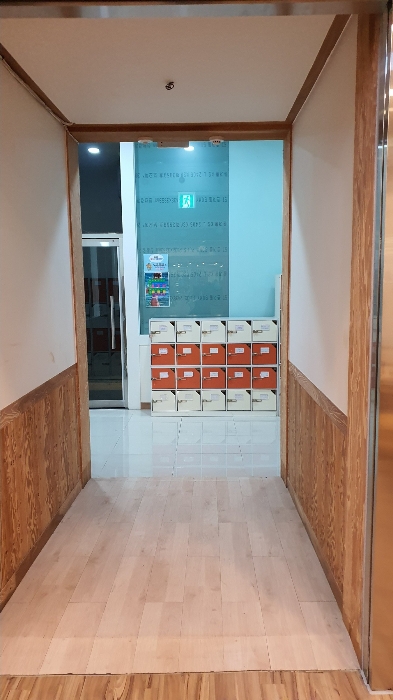 【 일련번호 2(4층 401호) : 인접건물과 연결된 내부 통로 】