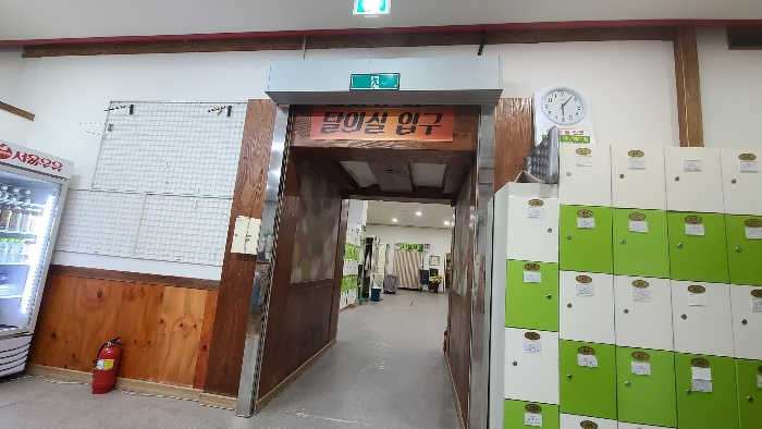 【 일련번호 1(3층 301호) : 인접건물과 연결된 내부 통로 】