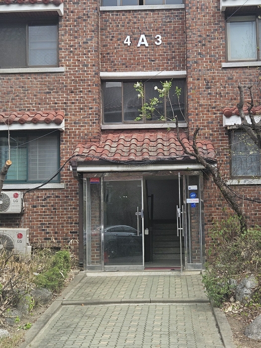 본건 공동현관 입구