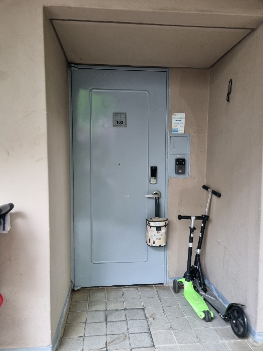 본건(102호) 현관 전경