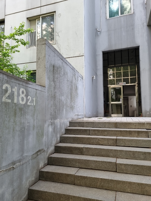 본건 건물(218동) 1층 현관 현황