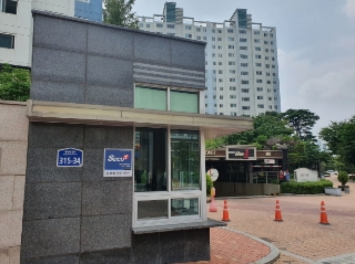 아파트 정문 전경