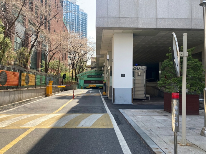 주차장 입구 전경
