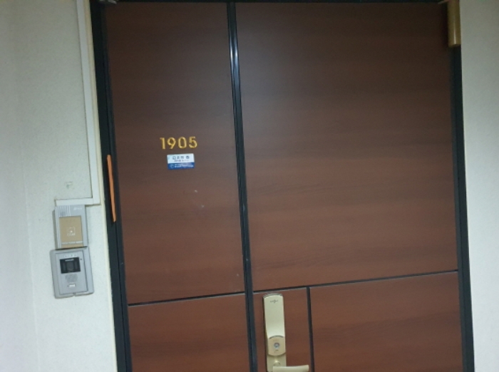 1905호 현관