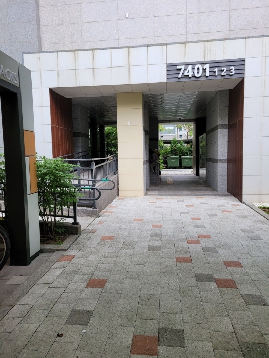 본건 공동 출입문