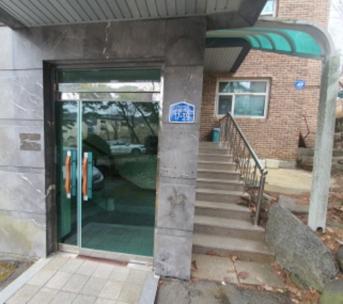 현장사진(건물 1층 현관)