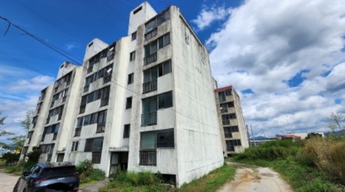 본건 전경 및 제시외 공단아파트 102동