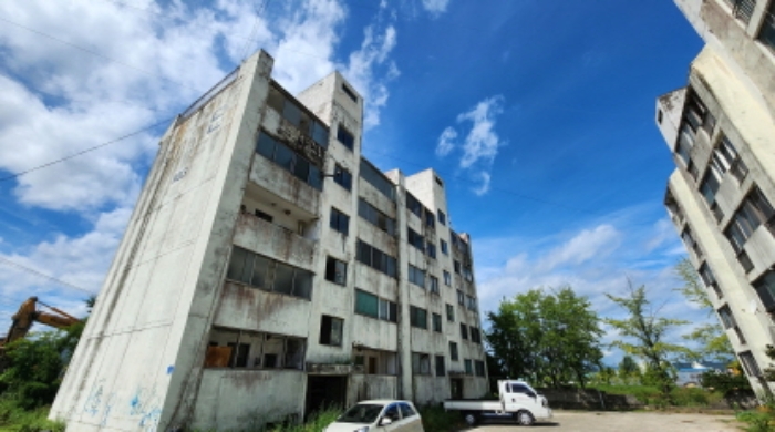 본건 전경 및 제시외 공단아파트 103동