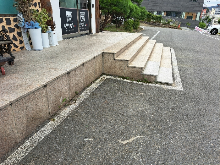 건물과 함께 평가하는 현관 계단 및 석재 테라스 등