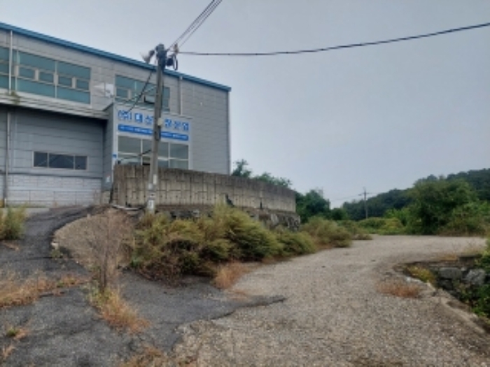 공장 건물 측면 사진