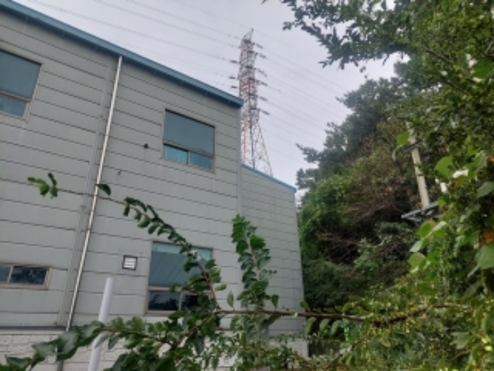 공장 건물 전경 측면사진