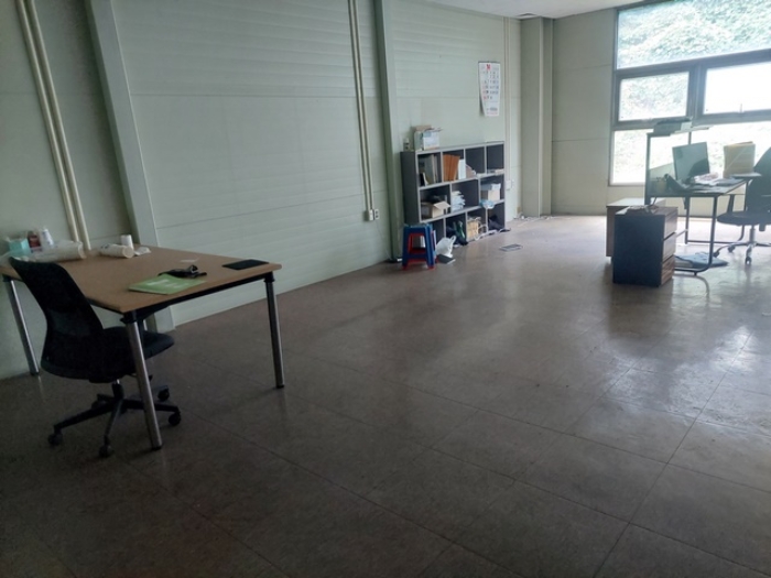 공장건물 2층 내부 사진