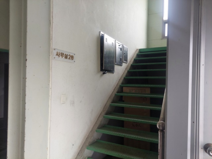 공장건물 2층으로 올라가는 계단